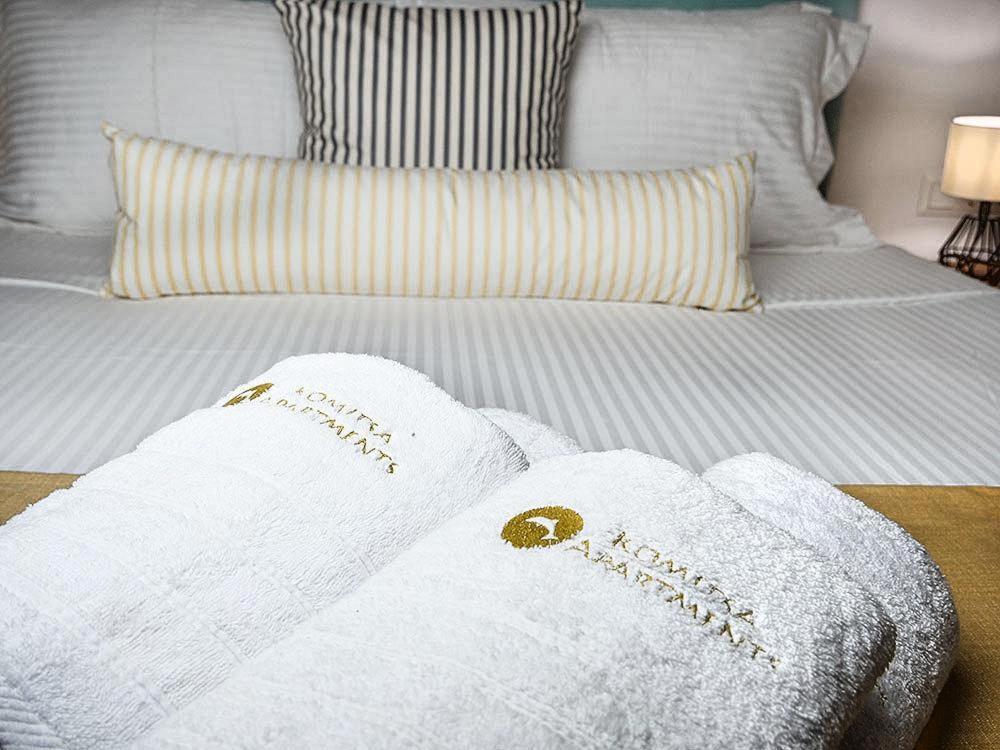 Komitsa Luxury Apartments Néa Róda Szoba fotó