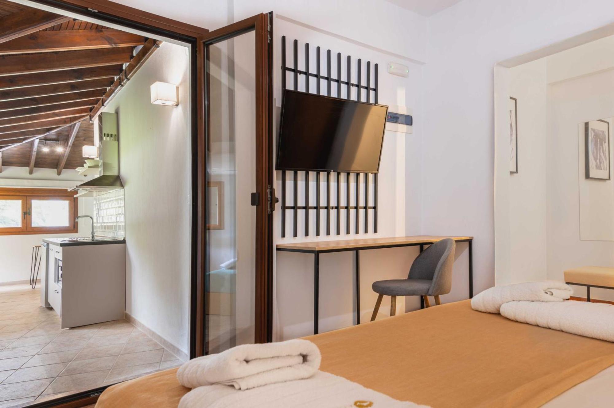 Komitsa Luxury Apartments Néa Róda Szoba fotó